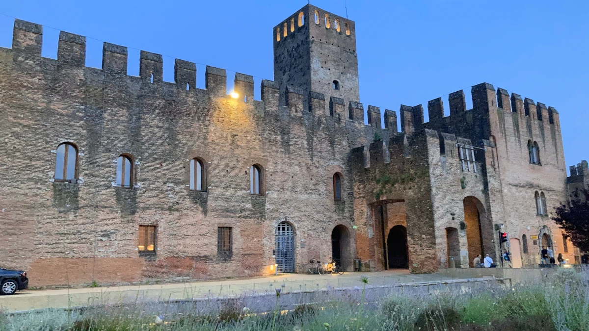 Il castello di Montagnana, visto dalla Piazza Trieste, interna alle mura.
