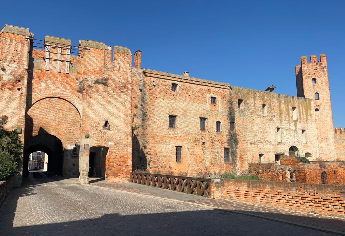 Una veduta del Castello di San Zeno di Montagnana, dal lato esterno alle mura medievali.