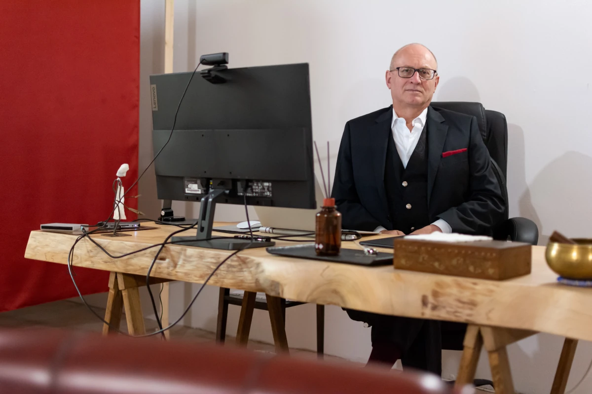 Francesco de Francesco, consulente imprenditoriale, nello studio di Fradèfra Insight a Montagnana (PD).