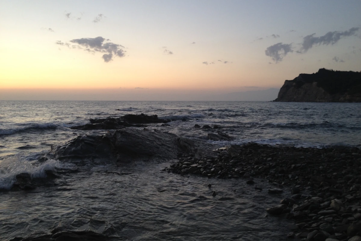 Un mare notturno sulla piaggia di Erikoussa, in Grecia, a simboleggiare gli attacchi di panico.