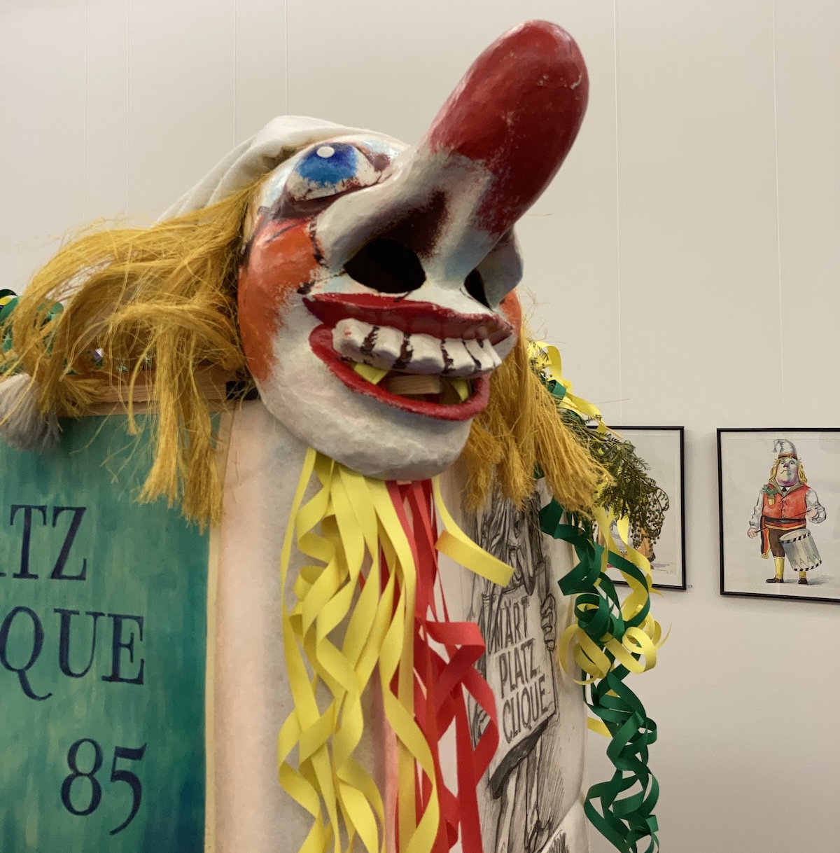 Una maschera carnevalesca, svizzera, scelta per simboleggiare la  capacità di autoironia.