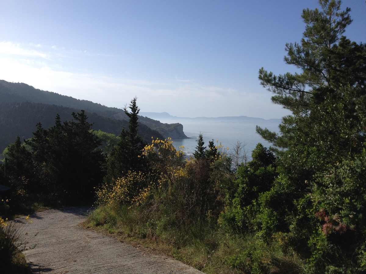 Un'isola in Grecia, dove per l'avviamento di un'azienda mi vissi alcuni mesi, questa piccola strada era parte della mia passeggiata meditativa.