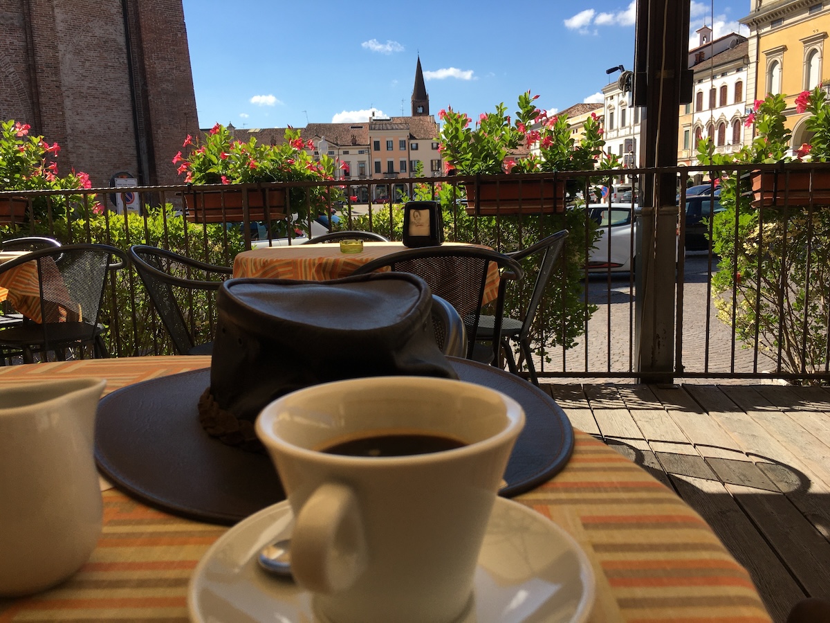 La piazza Vittorio Emanuele II, centro di Montagnana, vista dal Bar La Frattina, dove vado spesso a bere il caffè.