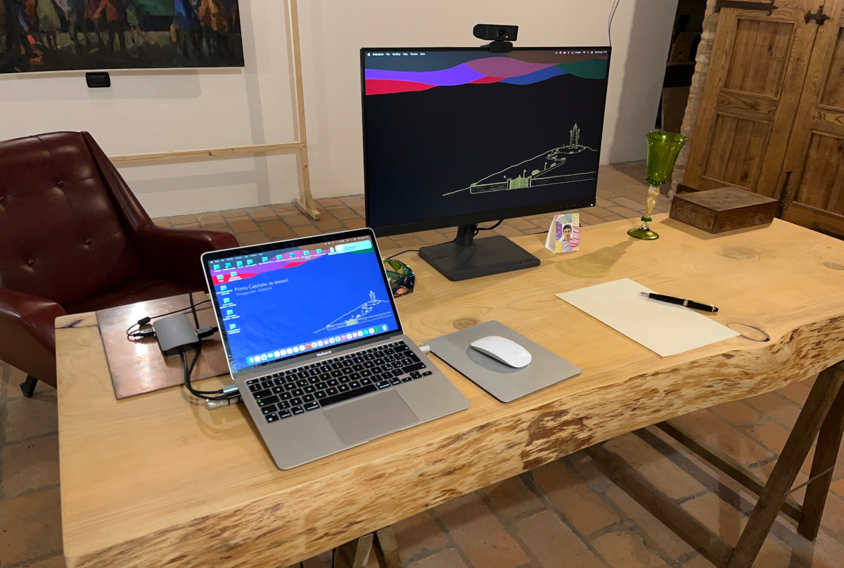 La scrivania in Cedro del Libano dello studio Fradèfra Insight di Montagnana, dove Francesco lavora sulla gestione dello stress.