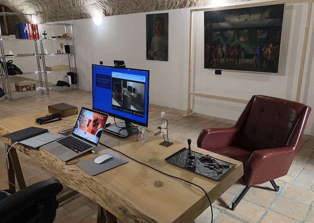 La mia scrivania nello studio dove ricevo in presenza per le sedute di consulenza o da cui faccio la ripresa quando gli incontri sono a distanza in videoconferenza.