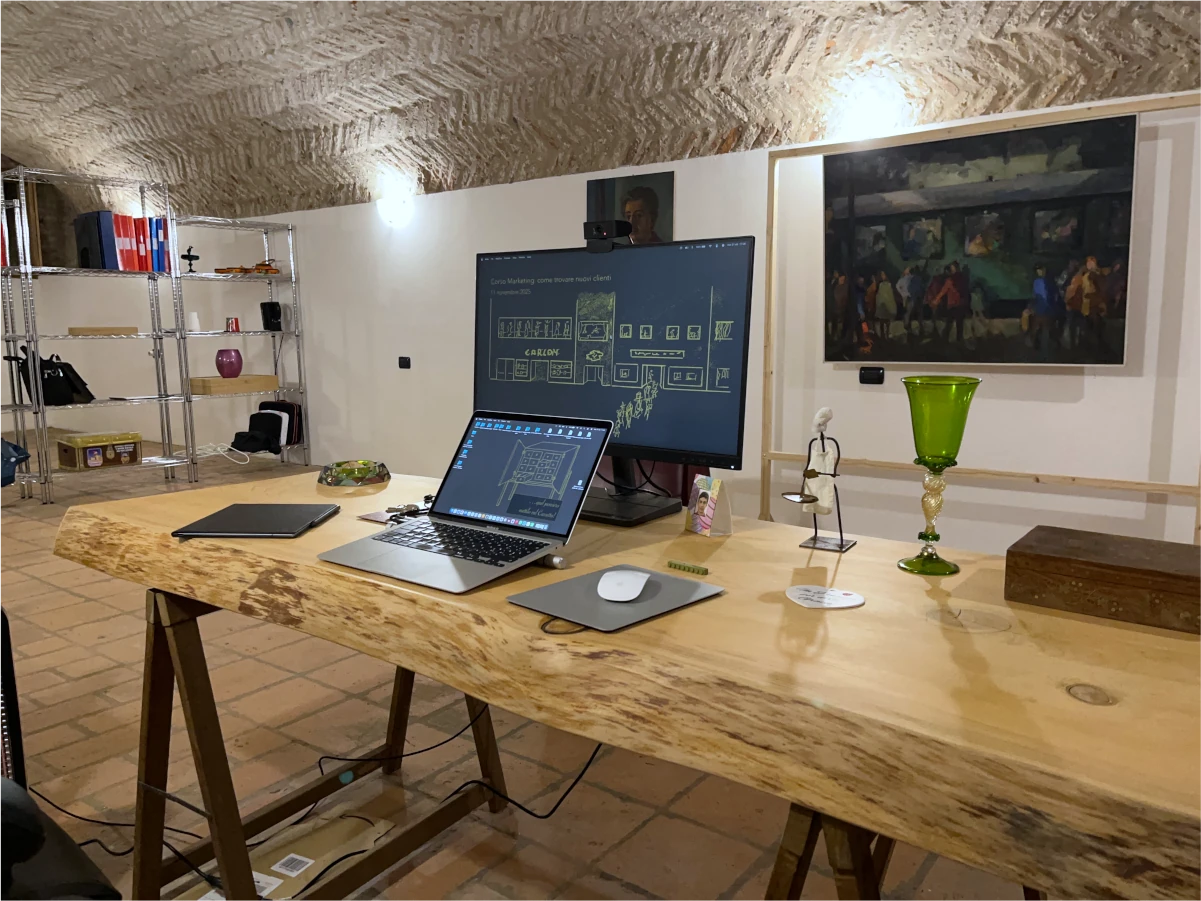 La scrivania da cui in videoconferenza do consulenza per la crescita imprenditoriale a vari titolari d'impresa e manager.