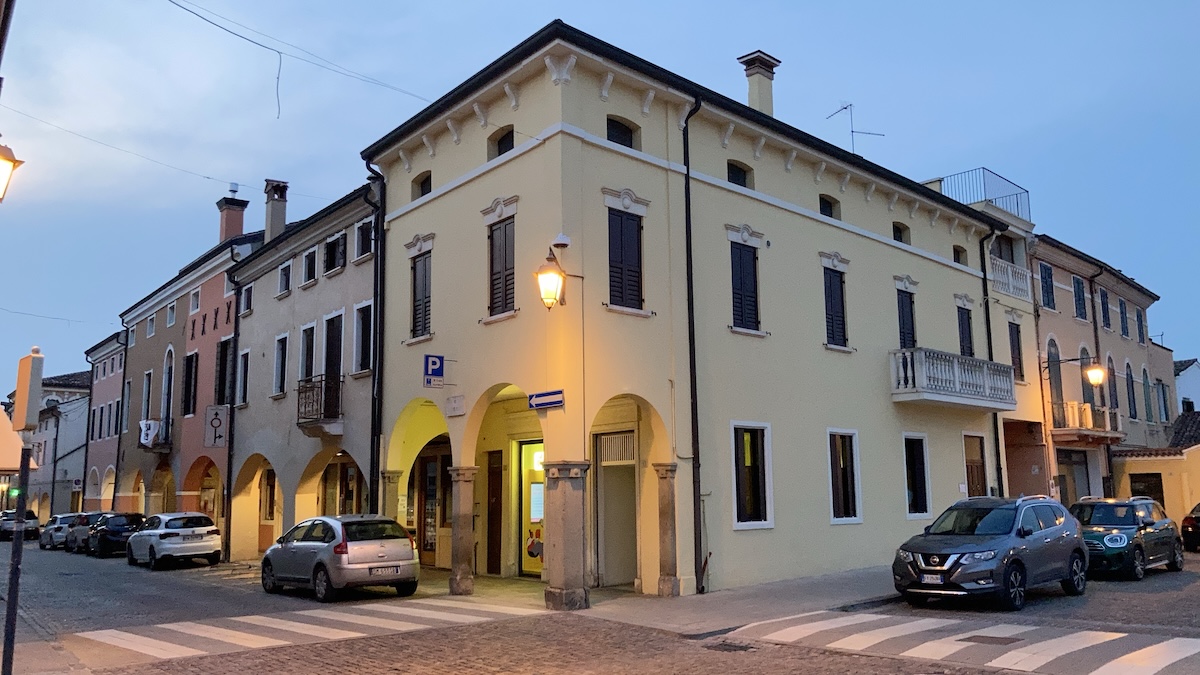 Via Guglielmo Marconi, che dalla piazza del centro porta al Castello di San Zeno, a Montagnana.